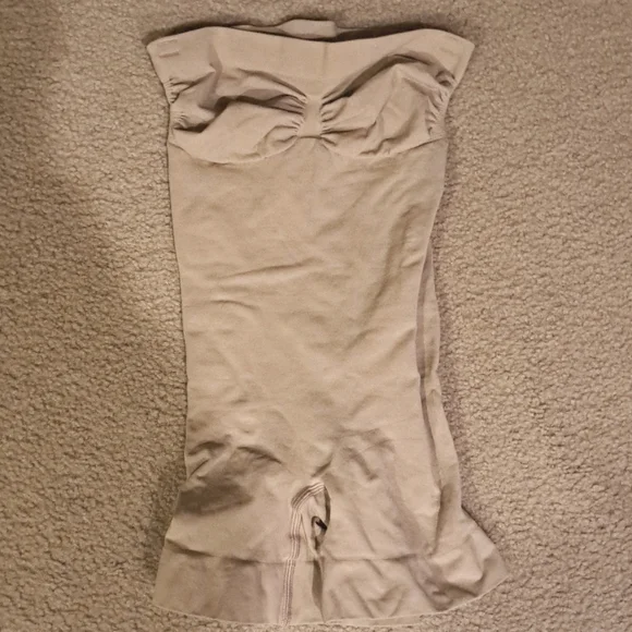 XSMALL     SKIMS STRAPLESS SHORTIE BODYSUIT - Picture 4 of 7